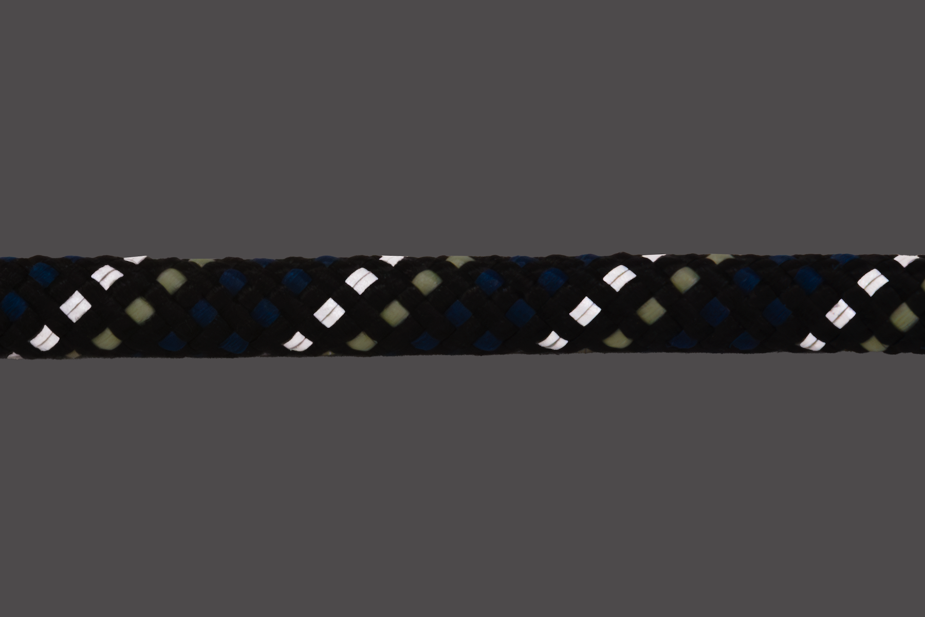 25604_Knot-a-Collar_Obsidian-Black_Reflective_STUDIO_fe2d4730-8973-426a-8c5e-040e5c35d5d8.png